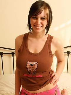 Natural big boob babe shows all of herself off
